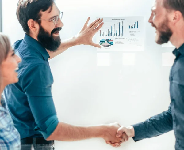 Успешные деловые партнеры пожимают руки в офисе — стоковое фото