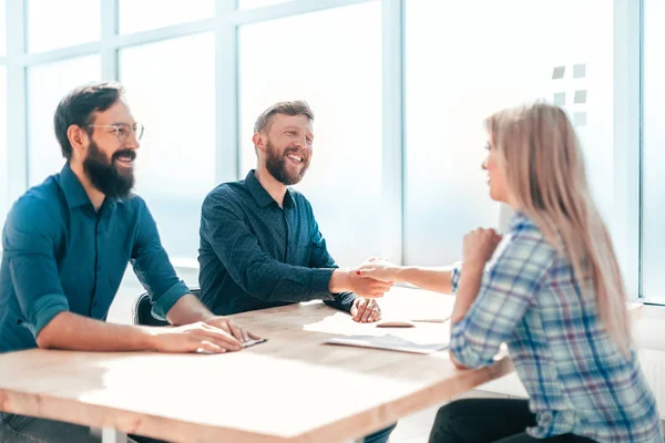 Empleador estrechando la mano con un nuevo empleado de la empresa . — Foto de Stock