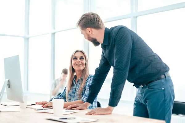 Werknemers die zakelijke documenten op de werkplek bespreken. — Stockfoto