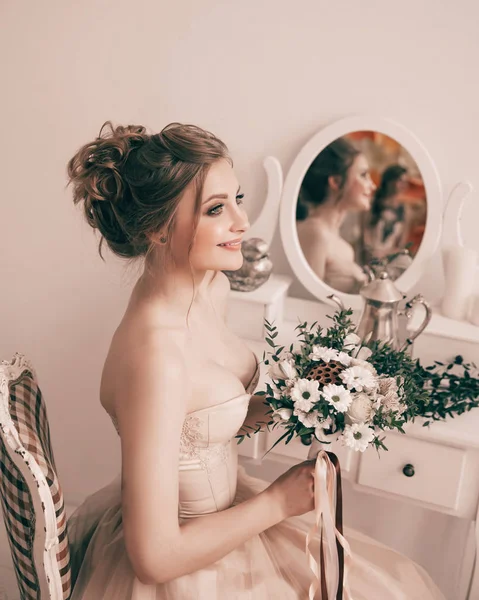 Bella sposa seduta davanti allo specchio  . — Foto Stock