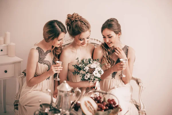 Noivas de manhã. noiva feliz e suas namoradas com copos de vinho — Fotografia de Stock