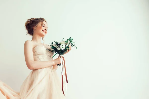 Pengantin dengan karangan bunga dalam gaun pengantin yang indah — Stok Foto