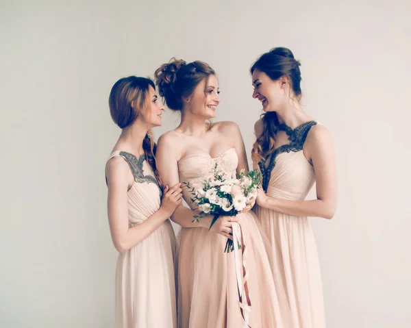 In vollem Wachstum. Mädchen Braut mit ihren Freunden in eleganten Kleidern. — Stockfoto