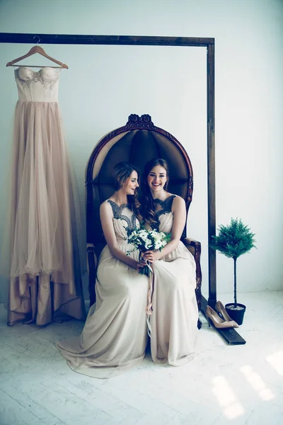 Dama de honor con un ramo de bodas sentado en una silla vintage . — Foto de Stock