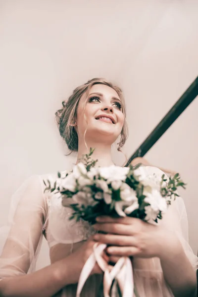 Porträt einer glücklichen Braut mit Brautstrauß — Stockfoto