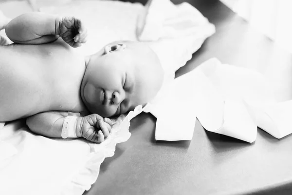 Mooie pasgeboren baby met tag op de hand — Stockfoto