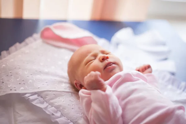 Söt nyfödd baby på skötbordet — Stockfoto