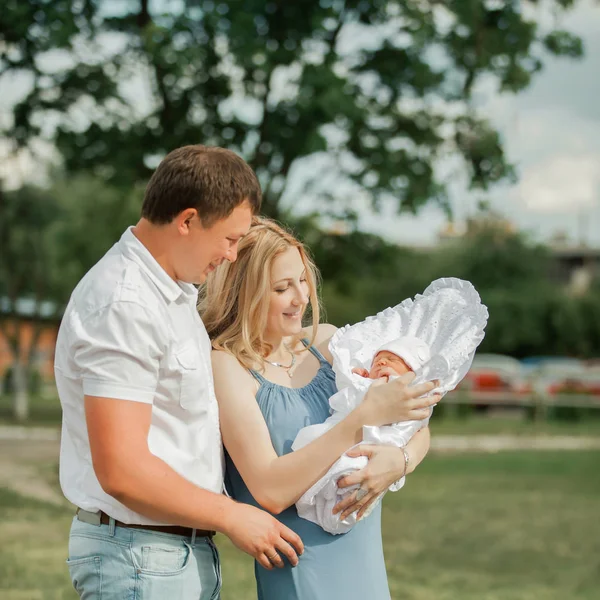 Retrato de una feliz pareja casada con su bebé recién nacido . — Foto de Stock