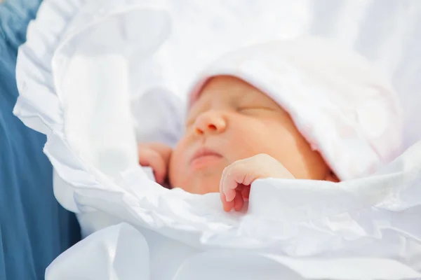 Закрывай. портрет милого новорожденного ребенка — стоковое фото