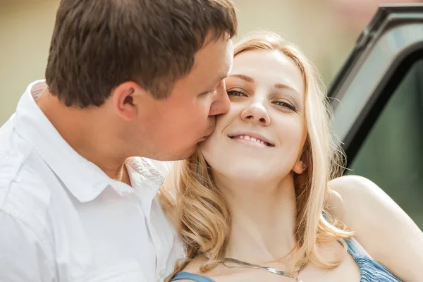 På nära håll. lycklig man kysser sin fru — Stockfoto