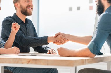 Kapat. Mutlu iş ortakları el sıkışıyor.