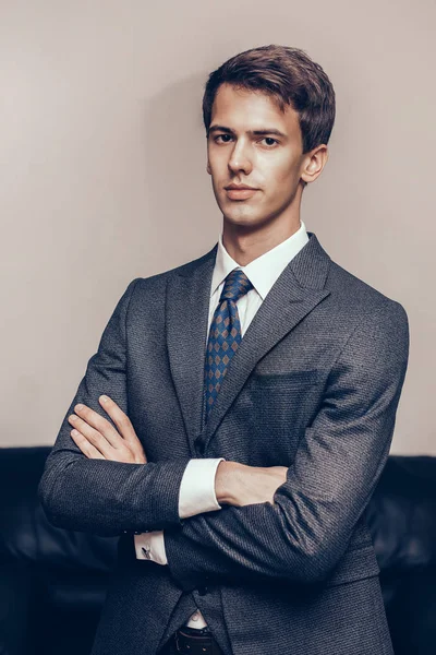 Retrato de um jovem empresário confiante — Fotografia de Stock