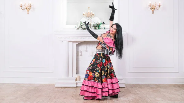 Singer of the Gypsy dance in traditional costume. — Stock Photo, Image
