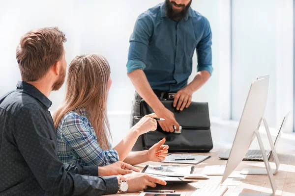 Hombre de negocios con un maletín de cuero en la oficina . — Foto de Stock