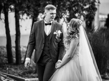 Üst Manzara. Mutlu gelin ve damat bir bankta oturuyor.