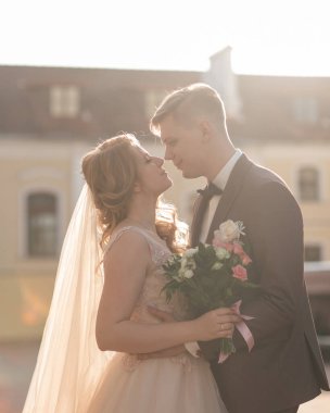 Gelin ve damat birbirlerine nazikçe bakıyorlar..