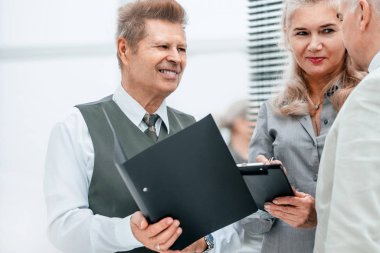 Kapat. İş kadını iş arkadaşlarıyla iş planını tartışıyor