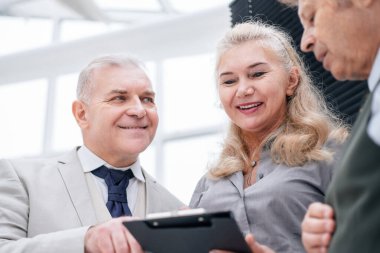 Kapat. güncel görevleri tartışan bir grup çalışan