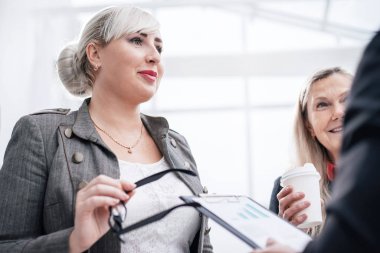 Kapat. çalışma grubu mevcut görevi tartışıyor.