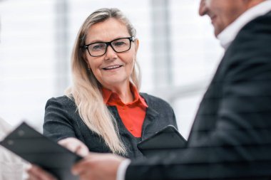 Kapat. Proje Yöneticisi çalışan belgelerle tartışıyor.