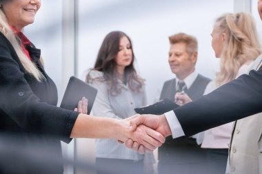 Panjurların arasından. İş adamları seminerden önce ofis lobisinde duruyorlar..