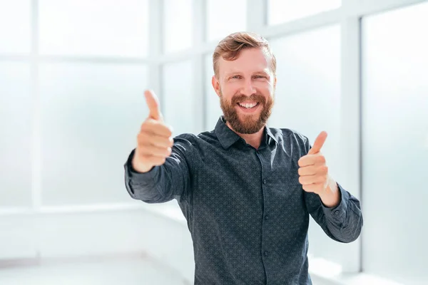 Een gelukkige zakenman die duimen laat zien. foto met kopieerruimte — Stockfoto