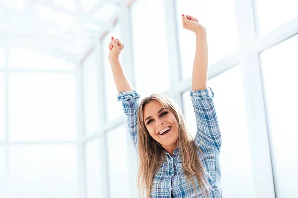 Glad ung affärskvinna i bakgrunden av kontoret — Stockfoto