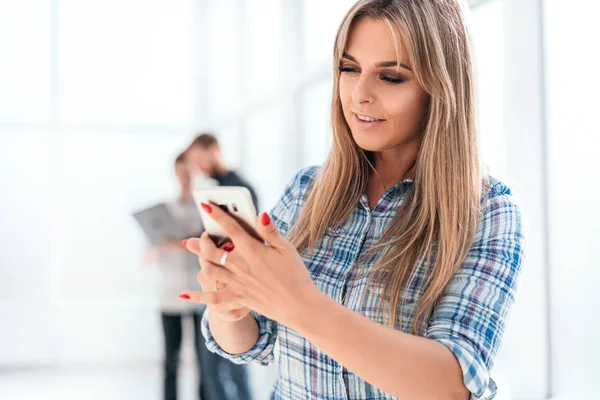 Unge arbeidstakere bruker smarttelefon på kontoret – stockfoto