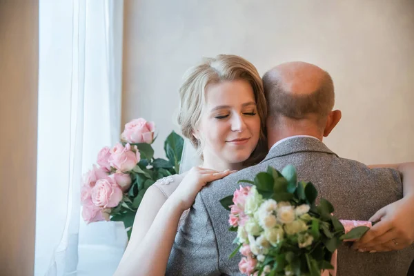 De près. heureux père embrasser sa fille, la mariée — Photo