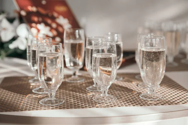 De près. verres de champagne sur la table des fêtes . — Photo