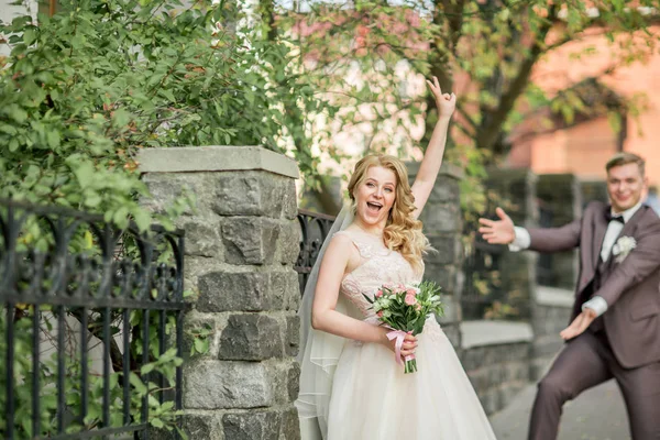 Very happy bride and groom on a big city street. — Stock Photo, Image