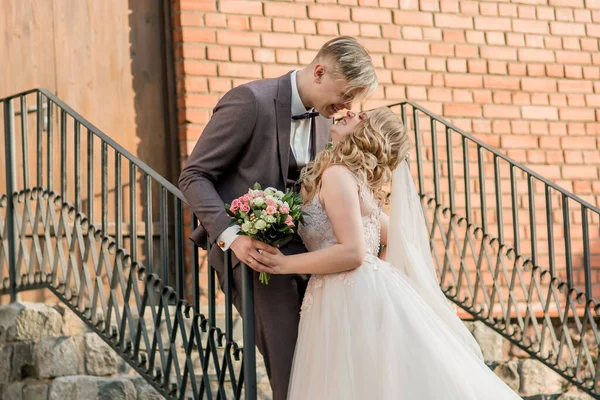 Sposa e sposo in piedi sul portico di una casa di mattoni. — Foto Stock