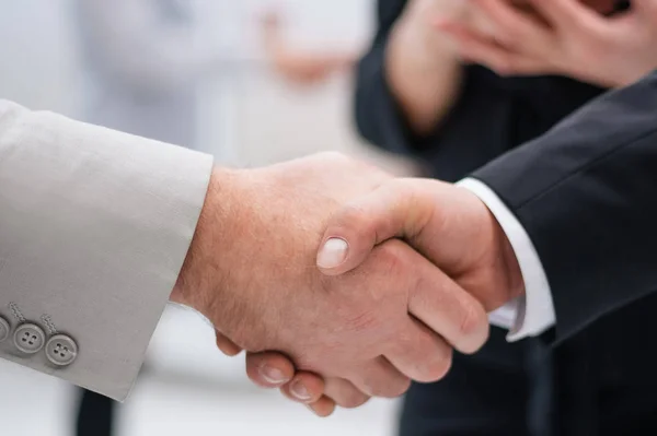 Närbild.starkt handslag för affärsmän på kontoret. — Stockfoto
