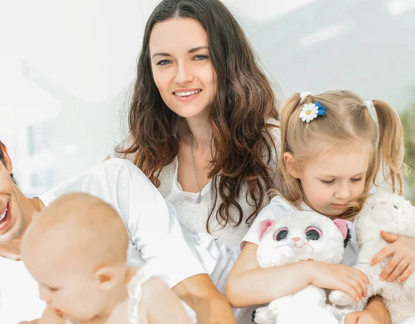 Primo piano Ritratto di una famiglia felice. concetto di felicità familiare — Foto Stock