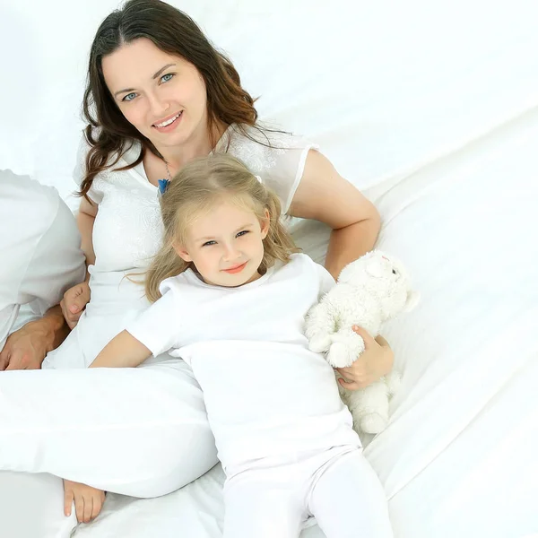 Retrato de una familia feliz en la cama en el dormitorio — Foto de Stock