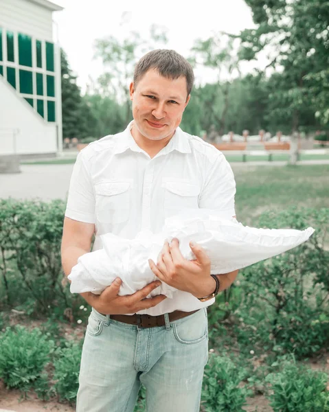 Šťastný otec se svým novorozeným dítětem stojící na ulici — Stock fotografie