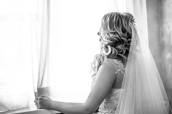 Tutup. pengantin wanita muda yang bahagia melihat melalui jendela . — Stok Foto