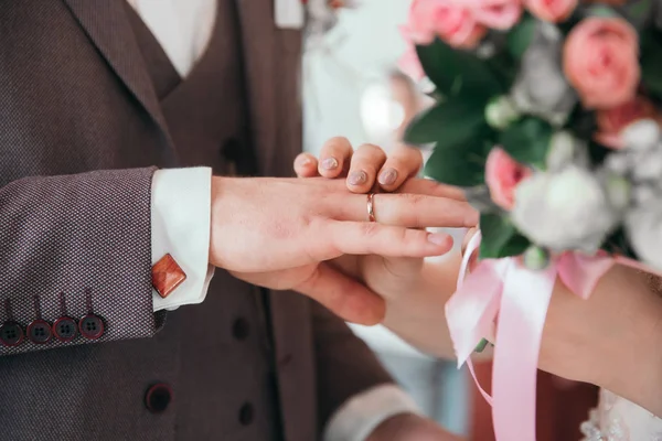 Крупний план. наречений і наречений обмінюються обручками . — стокове фото