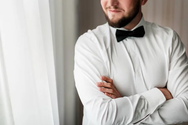 Retrato de un hombre guapo con pajarita — Foto de Stock