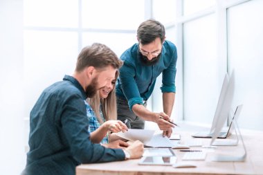 Mutlu iş arkadaşları iş yerinde el sıkışıyor.