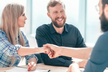 Yöneticiler başvuru sırasında başvurucuya sorular sorarlar