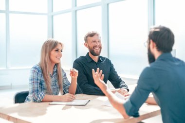 Müdür mülakat sırasında başvuranla tokalaşıyor