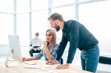 İş belgelerini işyerinde tartışan çalışanlar.