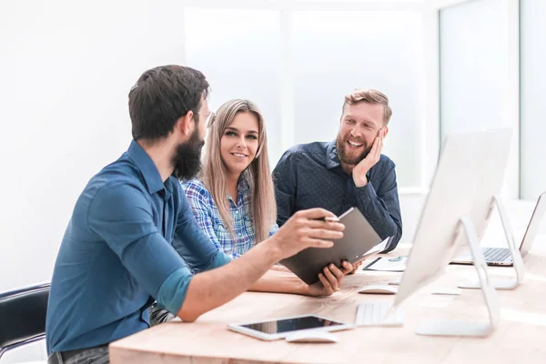 Groep van zakenmensen die financiële documenten bespreken — Stockfoto