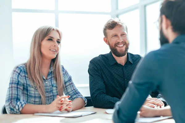 Grupo de empresários realizando uma entrevista sentado à mesa — Fotografia de Stock