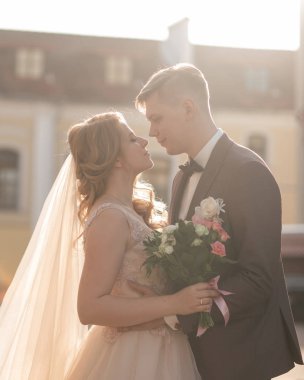 Gelin ve damat birbirlerine nazikçe bakıyorlar..