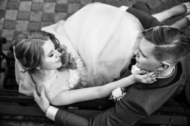 Üst Manzara. Mutlu gelin ve damat bir bankta oturuyor.