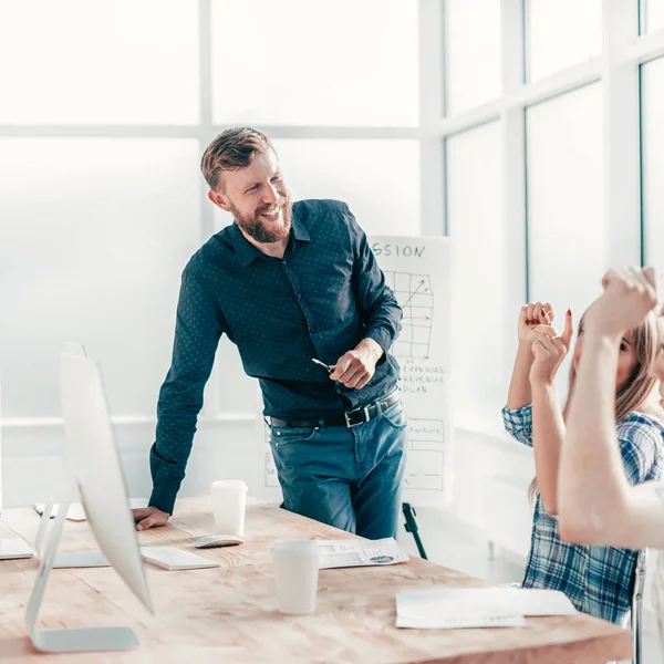 Feliz equipo de negocios en la reunión de trabajo en la oficina — Foto de Stock