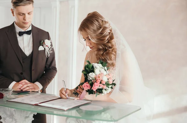 Noiva e noivo assinar o contrato de casamento . — Fotografia de Stock