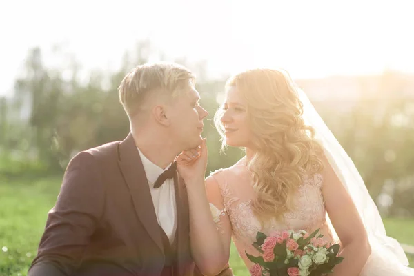 De près. portrait de baiser mariée et marié — Photo